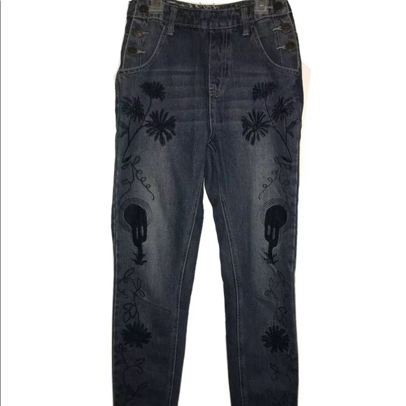 High rise side button embroidered mom jeans. - Picture 2 of 7